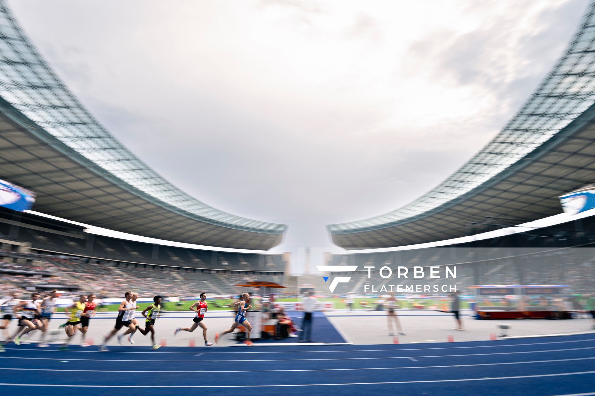 Nils Voigt (TV Wattenscheid 01) vor Maximilian Thorwirth (SFD 75 Duesseldorf-Süd) beim 5000m Finale waehrend der deutschen Leichtathletik-Meisterschaften im Olympiastadion am 25.06.2022 in Berlin